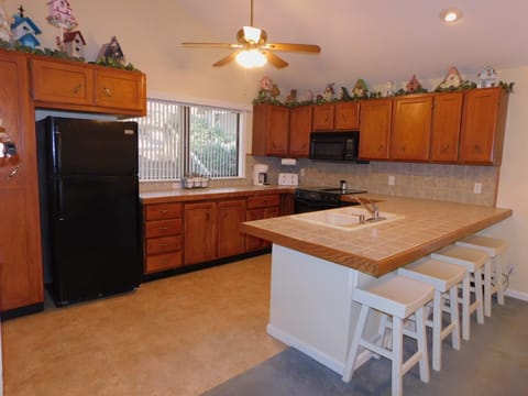 Breakfast Bar and Kitchen