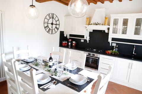 Traditional Kitchen Dining Area