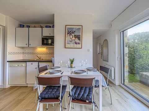 Furniture, Property, Wood, Countertop, Chair, Interior Design, Cabinetry, Table, Flooring, Plant