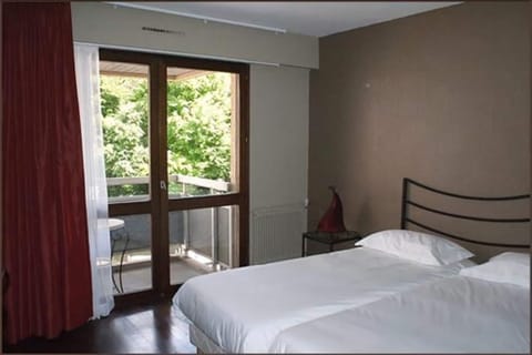 Double Room, 2 Twin Beds | Individually decorated, soundproofing, iron/ironing board