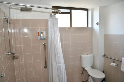 Lakeside Accessible Queen Single Room | Bathroom | Free toiletries, hair dryer, towels, soap