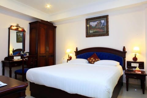 Executive Double Room | In-room safe, soundproofing, iron/ironing board, rollaway beds