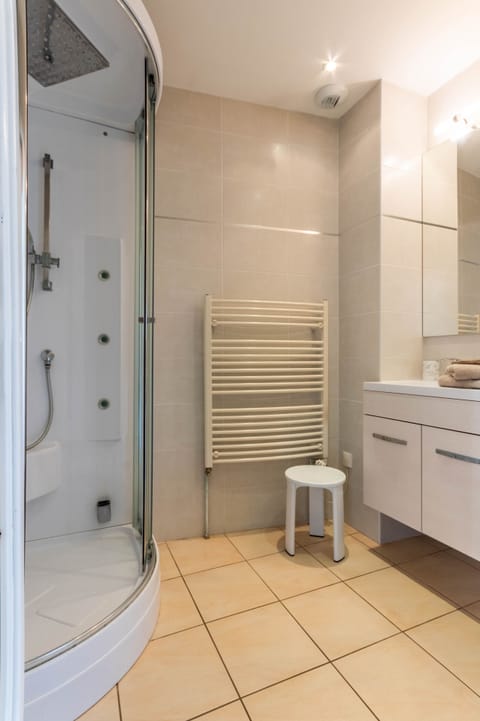 Basic Studio (Burkina) | Bathroom | Hair dryer, towels