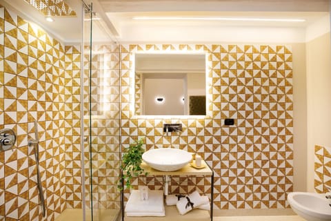 Superior Double Room, Balcony | Bathroom | Shower, designer toiletries, hair dryer, bidet