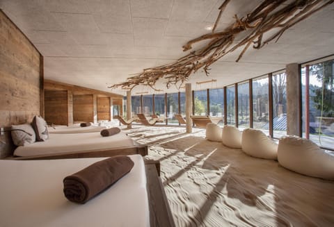 Couples treatment rooms, sauna, hot tub, steam room, body treatments
