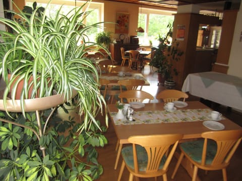 Breakfast and dinner served, alfresco dining