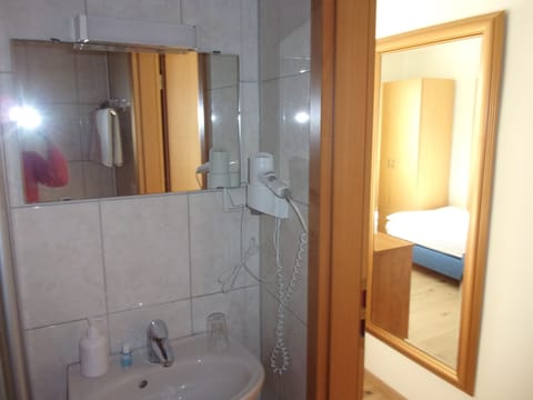 Single Room | Bathroom | Shower, hair dryer, bathrobes, towels