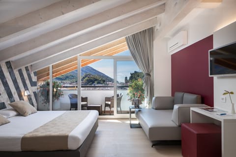 Camera Junior Suite con letto matrimoniale o 2 letti singoli, balcone | Minibar, in-room safe, individually furnished, desk