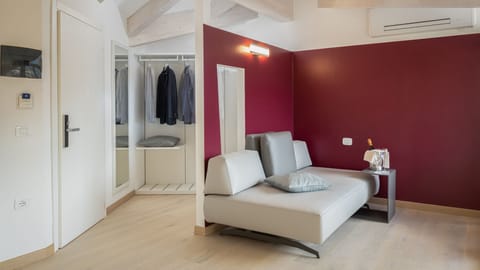 Camera Junior Suite Deluxe, balcone | Minibar, in-room safe, individually furnished, desk