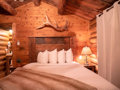 Traditional Cabin | Free WiFi, bed sheets