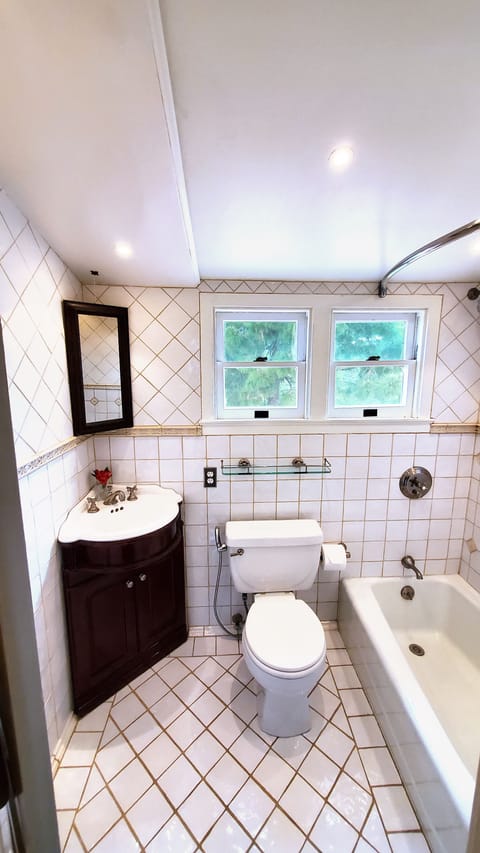 Zen Garden Room | Bathroom | Combined shower/tub, rainfall showerhead, free toiletries, hair dryer