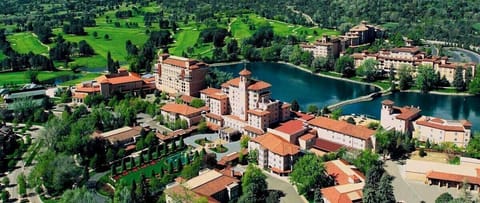 Explore the Broadmoor’s shops, museums, restaurants and more!