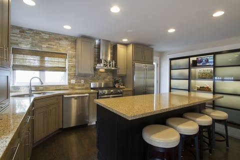 Kitchen bar seating for 4, fun to watch TV while prepping food.