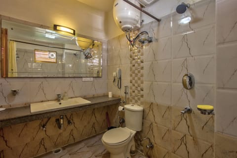 Family Triple Room | Bathroom | Shower, free toiletries, slippers, towels