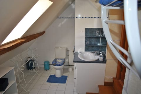 Standard Double Room (Sammy) | Bathroom | Shower, hair dryer, towels