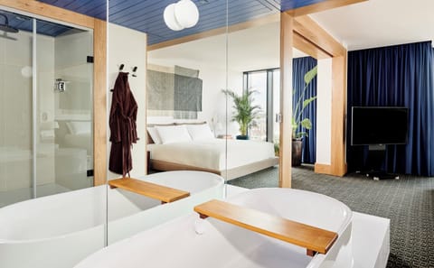 Suite (Spot) | Bathroom | Shower, free toiletries, hair dryer, bathrobes