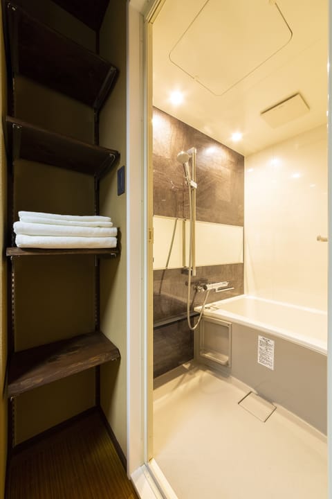 Private Vacation Home | Bathroom | Separate tub and shower, deep soaking tub, free toiletries, hair dryer