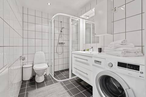 Apartment, 2 Bedrooms | Bathroom amenities | Shower, hair dryer, towels