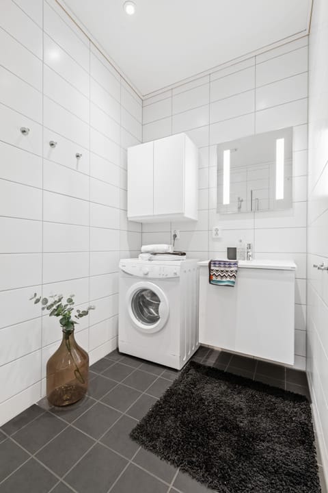 Superior Apartment | Bathroom | Shower, hair dryer, towels