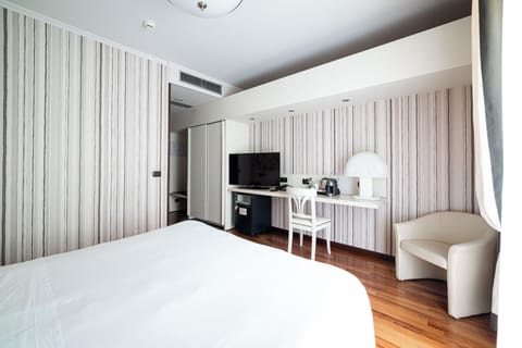 Classic Room | Premium bedding, minibar, in-room safe, desk