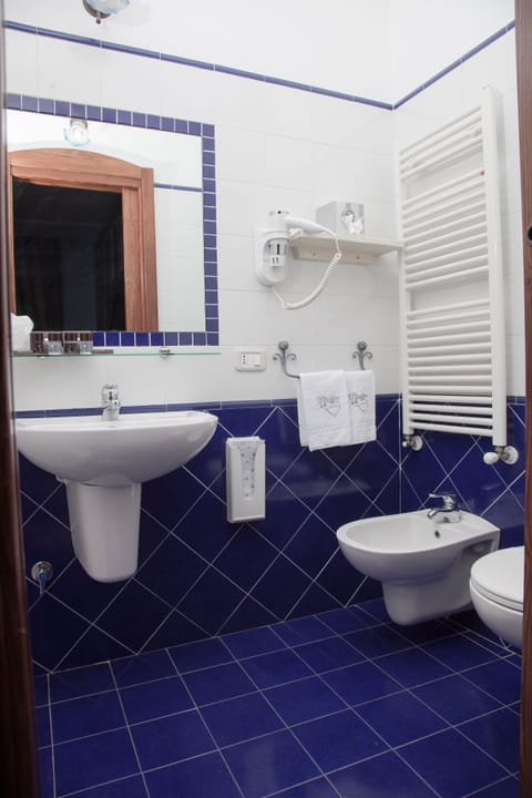 Standard Triple Room | Bathroom | Shower, hair dryer, bidet