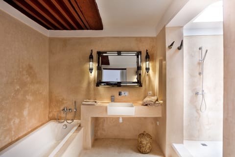  Suite Deluxe Bensouda | Bathroom | Towels