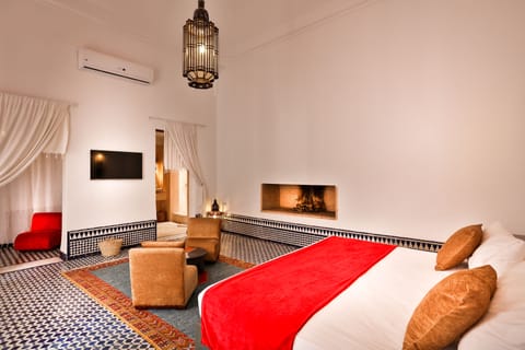  Suite Deluxe Bensouda | In-room safe, rollaway beds, bed sheets