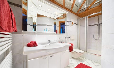 Apartment (Zellerberg) | Bathroom | Shower, hair dryer, towels