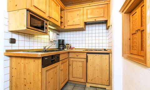 Apartment (Westernberg) | Private kitchen | Fridge, oven, stovetop, coffee/tea maker