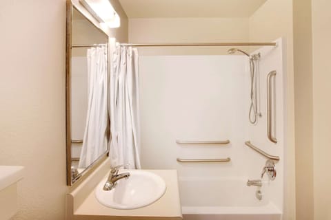 Combined shower/tub, towels