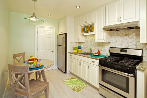 Deluxe Mini Suite | Private kitchen | Fridge, stovetop, coffee/tea maker, cookware/dishes/utensils