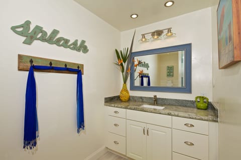 Deluxe Mini Suite | Bathroom | Free toiletries, hair dryer, towels