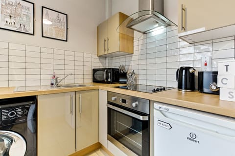 Apartment, 1 Bedroom | Private kitchen | Fridge, microwave, oven, coffee/tea maker