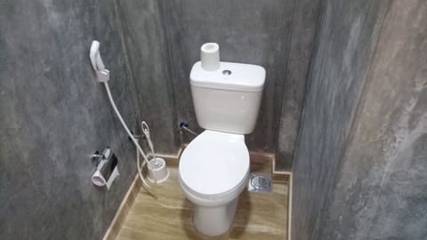 Economy Double Room Single Use | Bathroom | Shower, free toiletries, hair dryer, bidet