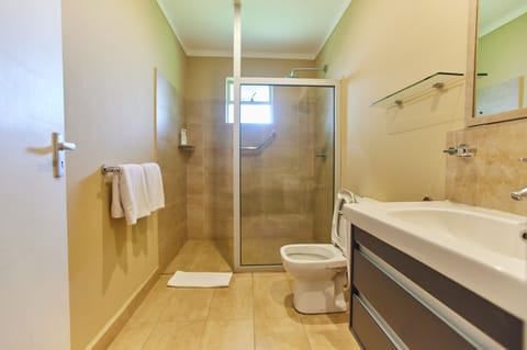 Superior Double or Twin Room | Bathroom | Shower, free toiletries, hair dryer, slippers