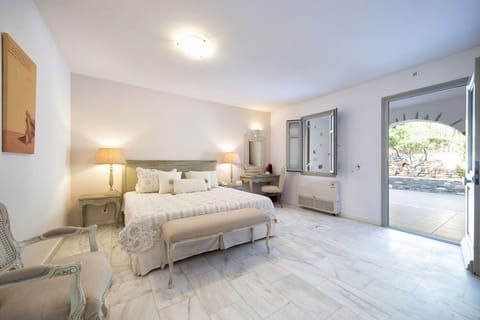 Standard Room, Garden View, Ground Floor | Egyptian cotton sheets, premium bedding, pillowtop beds, minibar