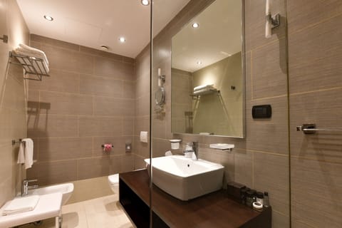 Junior Suite | Bathroom | Shower, rainfall showerhead, designer toiletries, hair dryer