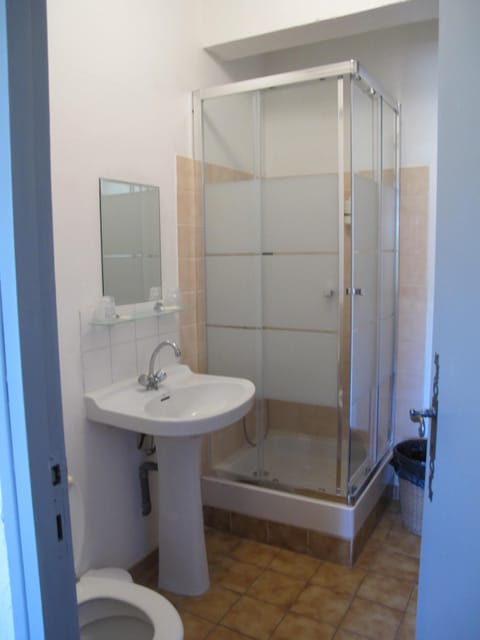 Classic Double Room, Ensuite (2) | Bathroom | Free toiletries