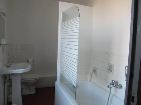 Standard Double Room, Ensuite (6) | Bathroom | Free toiletries