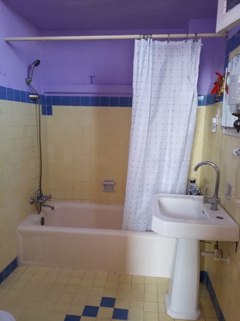 Combined shower/tub, deep soaking tub, rainfall showerhead, hair dryer