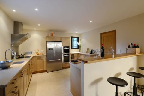 KITCHEN - fully equipped and spacious - the chatting corners of the many cooks in the house