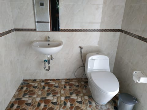 Standard Double or Twin Room, 1 Bedroom, Non Smoking, Garden View | Bathroom | Shower, free toiletries, slippers, bidet