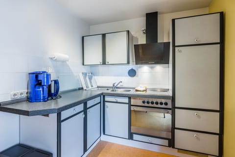 TTP 10 (Apartment with Garden) | Private kitchen | Full-size fridge, microwave, oven, stovetop