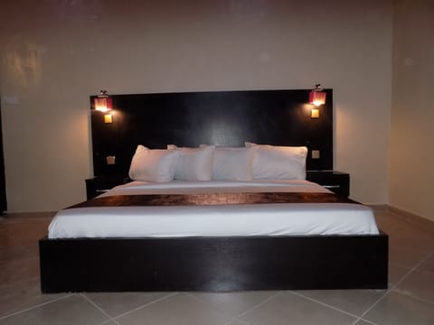 Superior Room, 1 King Bed | 1 bedroom, premium bedding, minibar, desk