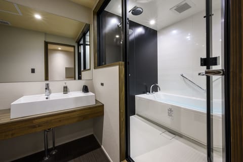 Deluxe Twin Room | Bathroom | Free toiletries, hair dryer, slippers, electronic bidet