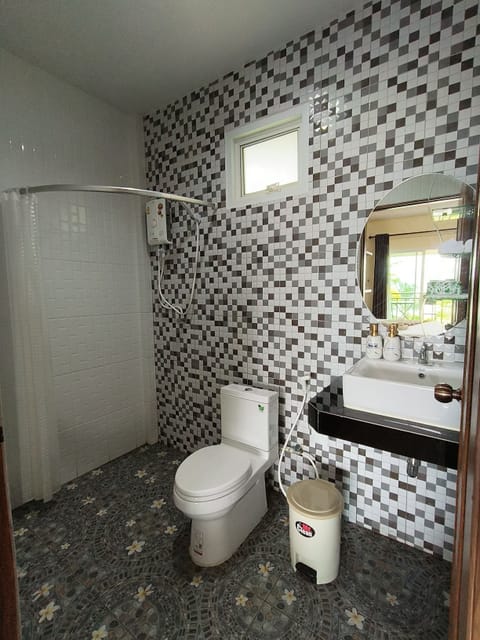 Deluxe Room, 1 King Bed, Non Smoking, Sea View | Bathroom | Shower, free toiletries, bathrobes, slippers