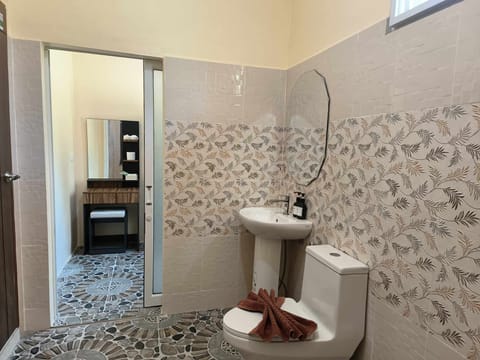 Deluxe Twin Room, 2 Twin Beds, Non Smoking, Sea View | Bathroom | Shower, free toiletries, bathrobes, slippers