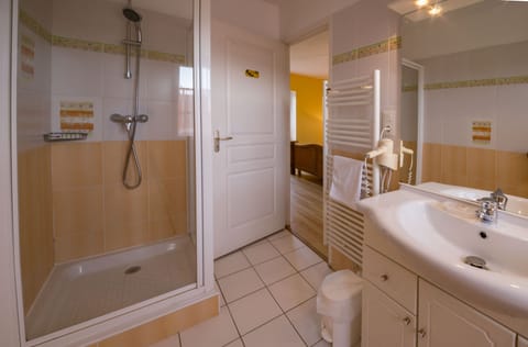 Comfort Double Room, 1 Queen Bed, Non Smoking (Capucine) | Bathroom | Shower, hair dryer, towels