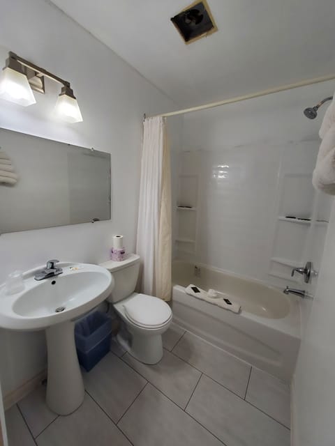 Basic Single Room | Bathroom | Combined shower/tub, hydromassage showerhead, free toiletries, towels