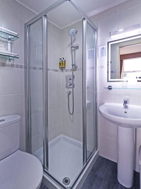 Standard Compact Room | Bathroom | Hair dryer, towels, shampoo, toilet paper